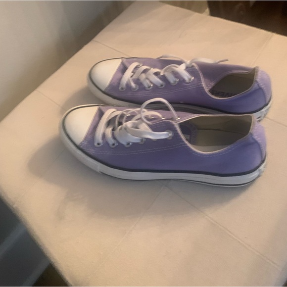 Purple converse in perfect condition! - Picture 2 of 3